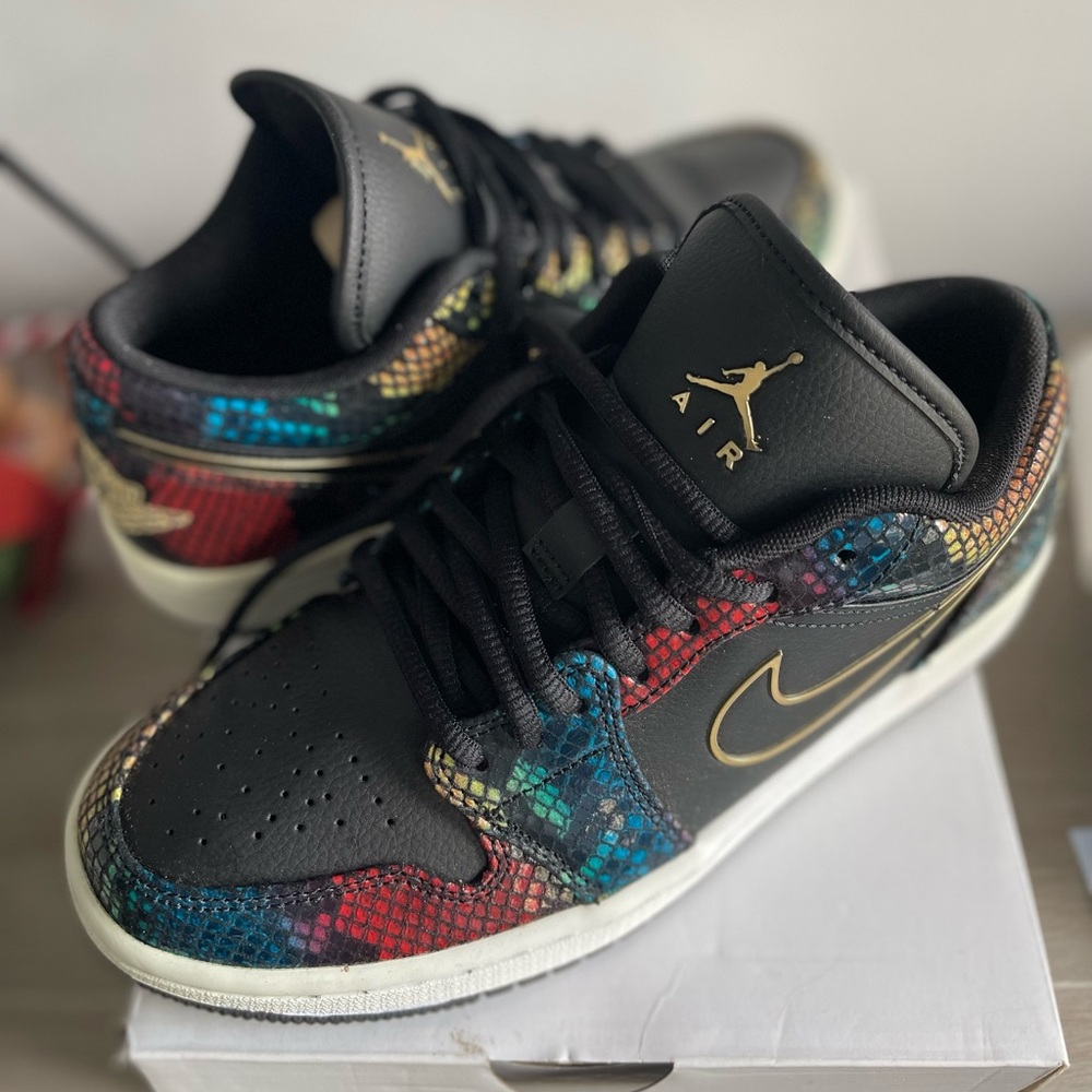 Women’s Air Jordan 1 Low in black/metallic gold-multi